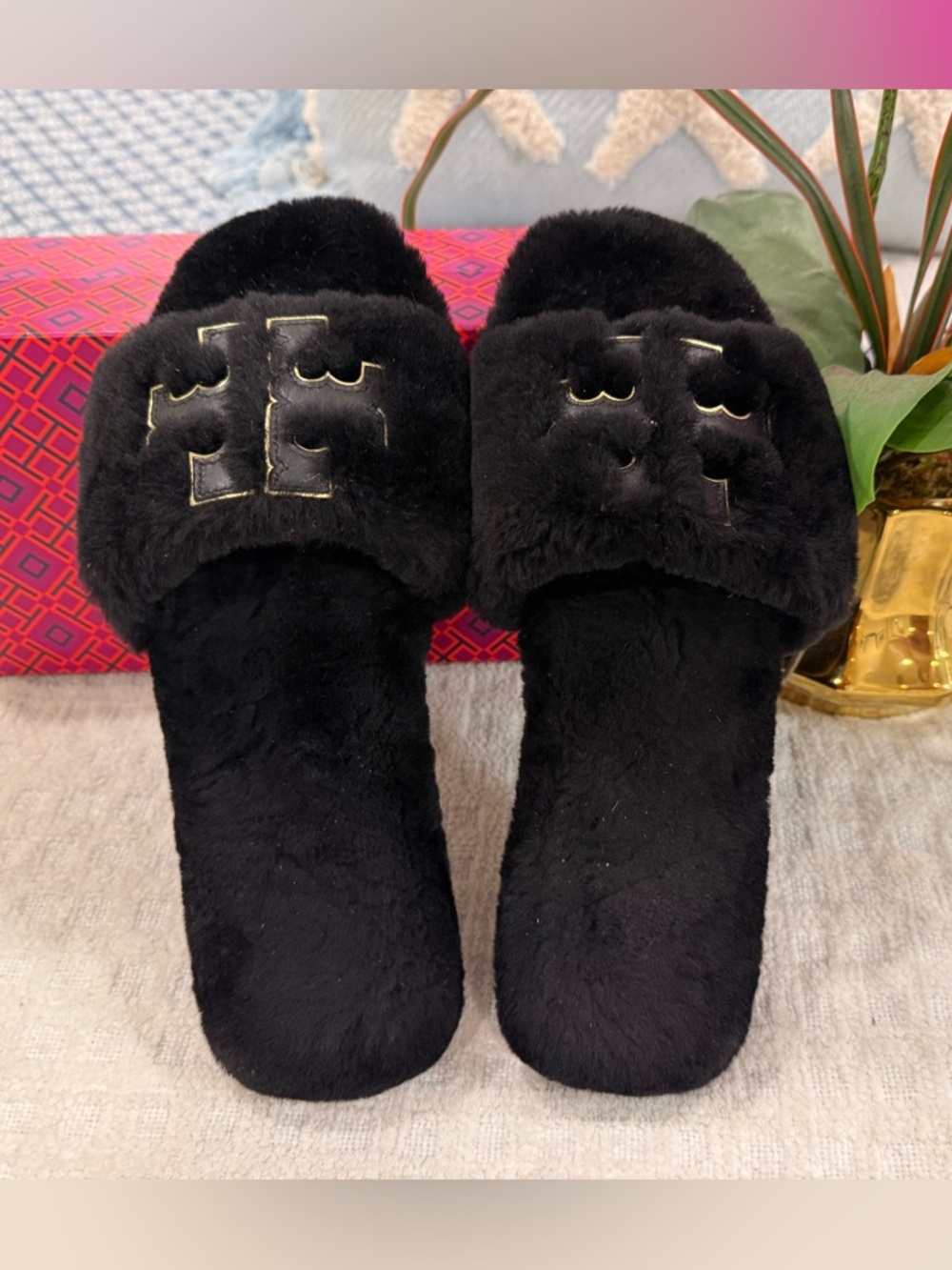 Tory Burch Double T Shearling Slide in Black/Gold, size 8